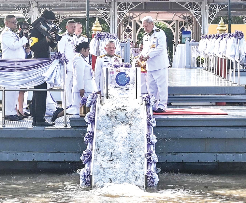 พระบาทสมเด็จพระเจ้าอยู่หัว ทรงพระกรุณาโปรดเกล้าโปรดกระหม่อมให้ พลเอกสุรยุทธ์ จุลานนท์
ประธานองคมนตรี เป็นผู้แทนพระองค์ ไปในการบำเพ็ญพระราชกุศลปล่อยโค 1 คู่ ซึ่งทรงพระกรุณาโปรดเกล้าฯ
พระราชทานแก่ครอบครัวเกษตรกร ปล่อยนก 48 ตัว และปลา 1,000,000 ตัว เนื่องในโอกาสวันเฉลิมพระชนมพรรษาสมเด็จพระนางเจ้าฯ พระบรมราชินี ณ ท่าวาสุกรี เมื่อวันอังคารที่ 3 มิถุนายน 2568 เวลา 07.50 น.