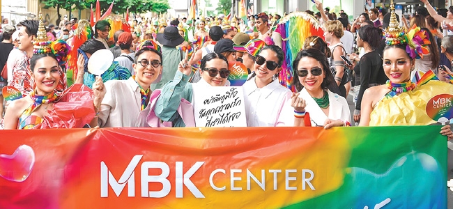 ฉลอง Pride Month : พุทธชาด ศรีนิศากร ประธานเจ้าหน้าที่สายการตลาด, สรัญญา
เจริญศิริ ผอ.ฝ่ายการตลาด บมจ.เอ็ม บี เค และ ประภัสสร กาญจนสูตร ศิลปิน
ผู้รังสรรค์ผลงาน MBK X Teayii ร่วมขบวนพาเหรด Bangkok Pride Parade
2025 จากสนามกีฬาแห่งชาติ (ศุภชลาศัย) ถึงแยกราชประสงค์ หน้าเซ็นทรัลเวิลด์