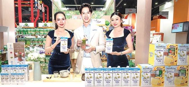 อร่อยและดีต่อสุขภาพ : มาร์ค ธนัท รัตนสิริพันธ์ นักแสดงและนักร้อง เยี่ยมชมบูธ
เครือเฮอริเทจ ผู้ผลิตและจัดจำหน่ายอาหารและเครื่องดื่มเพื่อสุขภาพ ทำเครื่องดื่มเมนู
พิเศษ “Sunkist Pitashio Milk Watermelon Matcha” ที่มีส่วนผสมพิเศษจาก
ซันคิสท์ เครื่องดื่มน้ำนมพิสทาชิโอ ในงาน “THAIFEX-ANUGA ASIA 2025”
