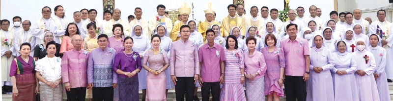 ความหลากหลายของวัฒนธรรมและชาติพันธุ์ : ปราชญา อุ่นเพชรวรากร ผวจ.นครพนม ร่วมพิธีเปิดและเสกหอระฆังหลังใหม่ และงานฉลองรองอาสนวิหารนักบุญอันนาหนองแสง นครพนม ซึ่งเป็นศูนย์รวมใจและสัญลักษณ์ของการอยู่ร่วมกันระหว่างคนหลายเชื้อชาติ ทั้ง ไทย เวียดนาม ลาว และจีน โดย พระอัครสังฆราชอันตน วีระเดช ใจเสรี เป็นประธานในพิธี โดยมี คุณพ่อวิมานใจ นาแว่น เจ้าอาวาส รองอาสนวิหาร
นักบุญอันนา หนองแสง และสัตบุรุษ รองอาสนวิหารนักบุญอันนา หนองแสง ร่วมพิธี ณ วัดนักบุญอันนา หนองแสง จ.นครพนม
