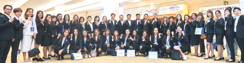 พัฒนาวิชาชีพอย่างยั่งยืน : สมชัย อาภรณ์ศิริพงษ์ Deputy Chief Executive Officer บมจ.ไทยสมุทรประกันชีวิต ร่วมสนับสนุนการจัดงาน
สัมมนา “APLIC 2025 - Asia Pacific Life Insurance Congress” เพื่อเปิดโอกาสให้ตัวแทนประกันชีวิตและที่ปรึกษาการเงินจากทั่วโลก
ได้แลกเปลี่ยนองค์ความรู้ ประสบการณ์ และต่อยอดแนวคิดใหม่ๆ สู่การให้บริการลูกค้าอย่างมืออาชีพ โดยมี มัทนา ประสมทอง ที่ปรึกษาประกันชีวิตที่มี
ผลงานโดดเด่นของ บมจ.ไทยสมุทร รับเชิญเป็นวิทยากรบรรยายหัวข้อ “My Journey to Success in Selling” ที่ ศูนย์การประชุมแห่งชาติสิริกิติ์