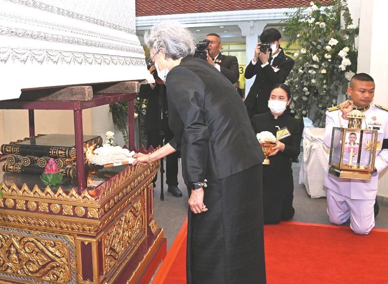 สมเด็จพระกนิษฐา
ธิราชเจ้า กรมสมเด็จ
พระเทพรัตนราชสุดาฯ สยามบรมราชกุมารี เสด็จพระราชดำเนินไปในการพระราชทานเพลิงศพ ม.ร.ว.
เดชนศักดิ์ ศักดิเดชน์
ภาณุพันธุ์ กรรมการมูลนิธิมณีสิริวรสาร
ณ เมรุด้านใต้
วัดเทพศิรินทราวาส เขตป้อมปราบศัตรูพ่าย เมื่อวันเสาร์ที่ 31 พฤษภาคม 2568 เวลา 17.19 น.