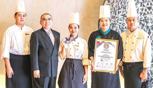 เมนูสร้างสรรค์ : วุฒิศักดิ์ พิชญกานต์ ผจก.ทั่วไป โรงแรมเซ็นทารา แกรนด์ฯ ลาดพร้าว กรุงเทพ ร่วมยินดีกับ สุลักษ์ขณา กล่ำโพธิ์ Commis III แผนกครัว ห้องอาหาร จตุจักรคาเฟ่ ที่ได้รับรางวัลเหรียญเงินจากการแข่งขัน Thailand Ultimate Chef Challenge ในงาน THAIFEX – Anuga Asia 2025 ที่ อิมแพ็ค เมืองทองธานี