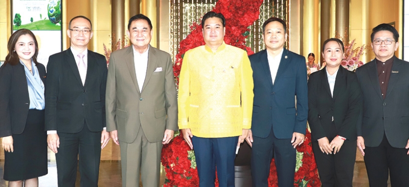 ประชุมใหญ่สามัญ : ดร.อัศวิน อิงคะกุล ประธานกรรมการบริหาร มิราเคิล กรุ๊ป ต้อนรับ รพีภัทร จันทรศรีวงศ์ นายกสมาคมดินและปุ๋ยแห่งประเทศไทย ในโอกาสเป็นประธานการประชุมใหญ่สามัญประจำปี 2566 และ 2567 สมาคมดินและปุ๋ยแห่งประเทศไทย โดยมี เสกสรรค์ วรรณกรี เลขาธิการสมาคมฯ และ จารุณี ติสวัสดิ์ นักวิชาการเกษตรชำนาญการ กรมวิชาการเกษตร ร่วมงาน ที่ โรงแรมอัศวิน แกรนด์ คอนเวนชั่น