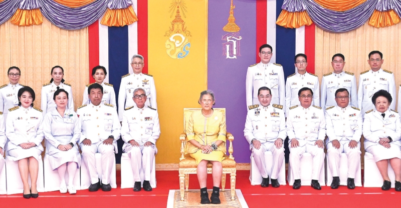 สมเด็จพระกนิษฐาธิราชเจ้า กรมสมเด็จพระเทพรัตนราชสุดาฯ สยามบรมราชกุมารี เสด็จพระราชดำเนินแทนพระองค์ไปทรงวางพวงมาลา
ถวายราชสักการะพระบรมราชานุสาวรีย์ พระบาทสมเด็จพระปรเมนทรมหาอานันทมหิดล พระอัฐมรามาธิบดินทร โอกาสนี้ ทรงวางพวงมาลาของ
พระบาทสมเด็จพระเจ้าอยู่หัว, สมเด็จพระนางเจ้าสิริกิติ์ พระบรมราชินีนาถ พระบรมราชชนนีพันปีหลวง, สมเด็จพระนางเจ้าฯ พระบรมราชินี
และพวงมาลาส่วนพระองค์ หน้าอาคาร อปร คณะแพทยศาสตร์ จุฬาลงกรณ์มหาวิทยาลัย เมื่อวันจันทร์ที่ 9 มิถุนายน 2568 เวลา 15.26 น.