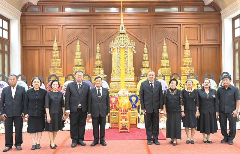 ร่วมไว้อาลัย : นพ.มรุต จิรเศรษฐสิริ ผู้ช่วยเลขาธิการมูลนิธิโรงพยาบาลสมเด็จพระยุพราช พร้อมคณะ
อาทิ ขรรค์ ประจวบเหมาะ, ศรีภูมิ ศุขเนตร, ฉวีวรรณ ทิมา และ นพ.กิตติโชติ ตั้งกิตติถาวร ร่วมงาน
สวดพระอภิธรรมครบ 100 วัน ธานินทร์ กรัยวิเชียร อดีตนายกรัฐมนตรี อดีตองคมนตรี อดีตประธาน
กรรมการมูลนิธิฯ ณ ศาลาบัณณรศภาค วัดเบญจมบพิตรดุสิตวนารามราชวรวิหาร เขตดุสิต กรุงเทพมหานคร