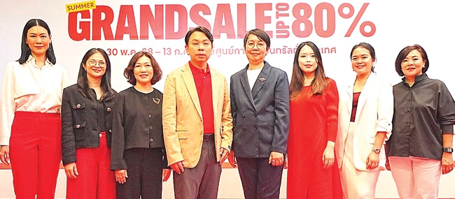 “ช็อปช่วยชาติ” : ดร.ณัฐกิตติ์ ตั้งพูลสินธนา กก.ผจก.ใหญ่ สายงาน
การตลาด บมจ.เซ็นทรัลพัฒนา และ รับขวัญ จรูญศักดิ์ ผอ.กองวางแผนลงทุนอุตสาหกรรมท่องเที่ยว การท่องเที่ยวแห่งประเทศไทย ร่วมเปิดแคมเปญ “Summer Grand Sale 2025” ที่ ศูนย์การค้า
เซ็นทรัลเวิลด์ โดยผนึกกำลังธุรกิจในเครือกลุ่มเซ็นทรัลและพาร์ทเนอร์ธุรกิจชั้นนำทั่วประเทศทั้งภาครัฐและเอกชน มอบส่วนลดสูงสุดถึง 80% จากกว่า 28,000 แบรนด์ และ 12,000 ร้านค้า ในศูนย์การค้าเซ็นทรัลทั่วประเทศ
