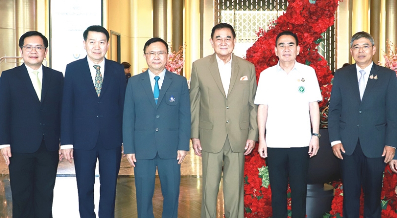 สาธารณสุขไทย : ดร.อัศวิน อิงคะกุล
ประธานกรรมการบริหารมิราเคิล กรุ๊ป
ต้อนรับ เดชอิศม์ ขาวทอง รมช.สาธารณสุข ในงานเปิดการประชุมวิชาการสถาบันวิจัยระบบสาธารณสุข ปี 2568 หัวข้อ “นวัตกรรมเพื่อระบบสุขภาพไทยเข้มแข็ง” จัดโดย
นพ.ศุภกิจ ศิริลักษณ์ ผอ.สถาบัน
วิจัยระบบสาธารณสุข โดยมี
ศ.นพ.ปิยะมิตร ศรีธรา อธิการบดี
มหาวิทยาลัยมหิดล, นพ.ศักดา อัลภาชน์,
นพ.ปกรณ์ ตุงคะเสรีรักษ์ และ
ผศ.ดร.จรวยพร ศรีศศลักษณ์ ร่วมงาน ที่ โรงแรมอัศวิน แกรนด์ คอนเวนชั่น