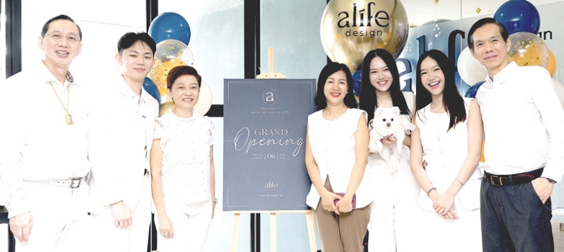 สตูดิโอออกแบบภายในครบวงจร : อัครภณ - ปัทมา ศิรนรากุล ร่วมแสดงความยินดีกับ ศุภวิช ศิรนรากุล
และ ธัชสรณ์ สุขศรีอนุสรณ์ พร้อมเพื่อนๆ บัณฑิตเกียรตินิยมอันดับ 1 คณะสถาปัตยกรรมศาสตร์ จุฬาลงกรณ์มหาวิทยาลัย ในโอกาสเปิดสำนักงาน Alife Design ที่เน้นไลฟ์สไตล์เป็นศูนย์กลาง สะท้อนตัวตน นิสัย ความฝัน และวิธีการใช้ชีวิตของผู้อยู่อาศัยอย่างแท้จริง ที่ชั้น 8 อาคารไอยรา ถนนจันทน์ เขตสาทร กรุงเทพฯ