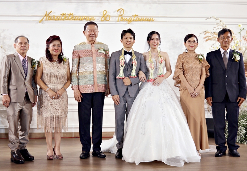 ฉลองสมรส : สนั่น อังอุบลกุล ประธานกรรมการอาวุโส หอการค้าไทยและสภาหอการค้าไทย เป็นประธานในพิธีมงคลสมรสระหว่าง ณรัฐวรรณ สวัสดิสิทธ์ บุตรี ชรัญวัฒน์- นันท์นภัส สวัสดิสิทธ์ กับ พงษ์ธนันท์ ศิริวัฒนาขจร บุตร นัชถ์สิทธิ์ - ศิธาทิพย์ ศิริวัฒนาขจร โดยมีแขกร่วมอวยพรอย่างอบอุ่น ที่ วิภาวดีพาเลซ