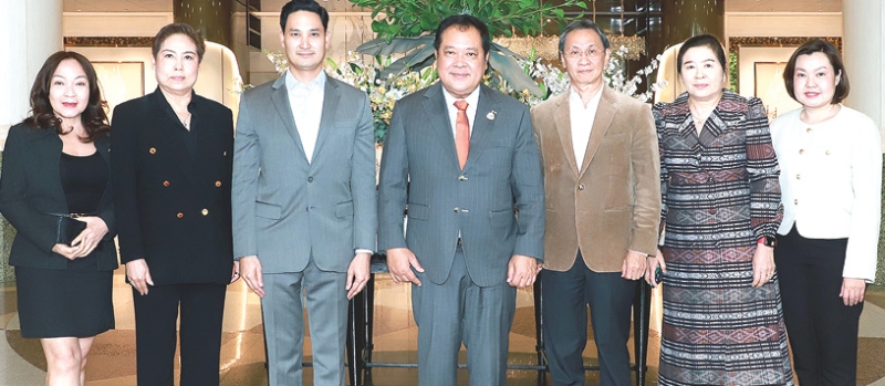 พัฒนาองค์ความรู้ : อนัคพล อิงคะกุล รองประธานกรรมการบริหาร มิราเคิล กรุ๊ป ต้อนรับ พ.ต.อ.ทวี สอดส่อง
รมว.กระทรวงยุติธรรม ในพิธีเปิดโครงการประชุมหัวข้อ “พัฒนาองค์ความรู้ในการบำบัดฟื้นฟูเด็กเยาวชนที่มีปัญหาด้านความคิด อารมณ์ พฤติกรรม โดยใช้เทคนิค Forensic CBT” จัดโดย กรมพินิจและคุ้มครองเด็กและเยาวชน โดยมี นิยม เติมศรีสุข ผช.รมต.ยุติธรรม ร่วมงาน ที่โรงแรมมิราเคิล แกรนด์ คอนเวนชั่น