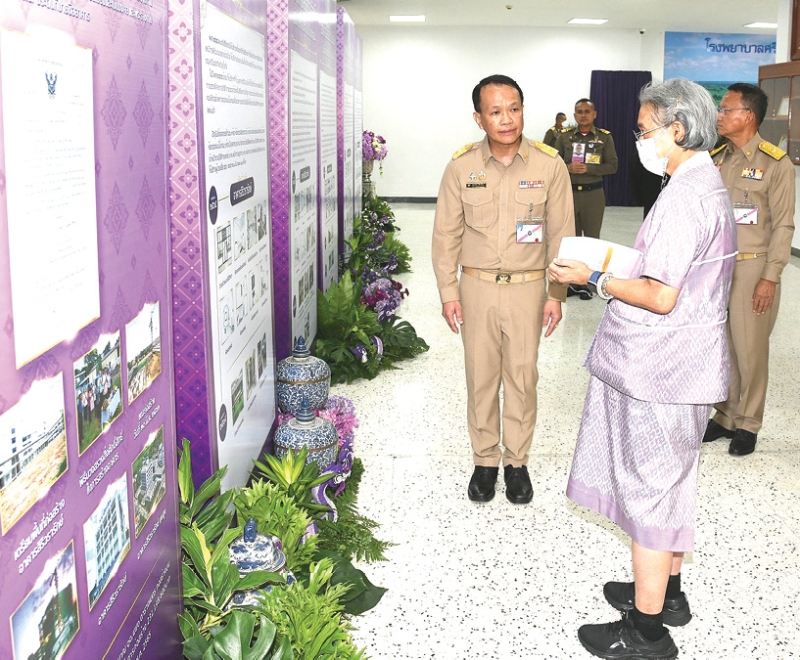 สมเด็จพระกนิษฐา
ธิราชเจ้า กรมสมเด็จพระเทพรัตนราช
สุดาฯ สยามบรมราช
กุมารี เสด็จพระราช
ดำเนินไปทรงเปิด
“อาคารสิริวรารักษ์”
ที่สร้างขึ้นเพื่อรองรับการพัฒนาคุณภาพด้านการ
แพทย์และสาธารณสุข
ให้มีมาตรฐาน รองรับผู้ปวยในจังหวัดสุโขทัย ที่มี
แนวโน้มเพิ่มมากขึ้น ณ โรงพยาบาลศรีสังวรสุโขทัย จังหวัดสุโขทัย เมื่อวันศุกร์ที่ 13 มิถุนายน 2568 เวลา 14.57 น.