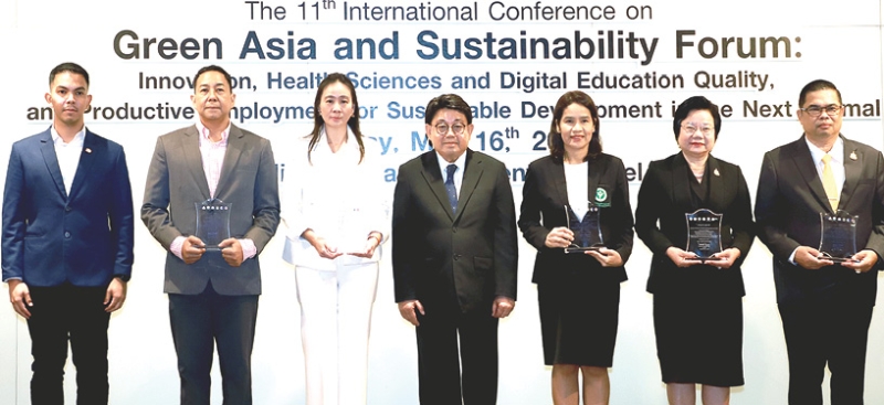 ผลงานวิจัยระดับชาติ : ดร.โชติรัส ชวนิชย์ อธิการบดี มหาวิทยาลัยอีสเทิร์นเอเชีย
เปิดโครงการประชุมวิชาการเพื่อนำเสนอผลงานวิจัยระดับชาติ “นวัตกรรม วิทยาศาสตร์สุขภาพ และคุณภาพการศึกษาเชิงดิจิทัลและการจ้างงานที่มีผลิตภาพ
ต่อการพัฒนาอย่างยั่งยืนในสังคมวิถีใหม่” ที่ โรงแรมมิราเคิล แกรนด์ คอนเวนชั่น