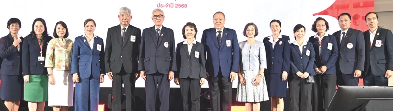 เชิดชูเกียรติอาสาสมัครสภากาชาดไทย : เตช บุนนาค เลขาธิการ สภากาชาดไทย พร้อมคณะผู้บริหาร อาทิ รศ.นพ.พินิจ กุลละวณิชย์ ผู้ช่วยเลขาธิการ สภากาชาดไทย
ร่วมแสดงความยินดี ในพิธีมอบโล่ประกาศเกียรติคุณแก่อาสาสมัครกาชาดผู้ทำคุณประโยชน์ เนื่องในโอกาสครบรอบ 3 ปี วันคล้ายวันสถาปนาสำนักงานยุวกาชาดและอาสาสมัครกาชาด สภากาชาดไทย โดยปัจจุบันมีอาสาสมัครในระบบอาสาสมัครกาชาดจากทั่วประเทศจำนวน 134,378 คน และมีกิจกรรมเพื่อประชาชนและกลุ่มเปราะบางในระบบ 41,699 รายการ เพื่อให้อาสาสมัครได้มีส่วนร่วมในการทำประโยชน์แก่ประชาชน สังคม และประเทศชาติ ณ จุฬาลงกรณ์มหาวิทยาลัย