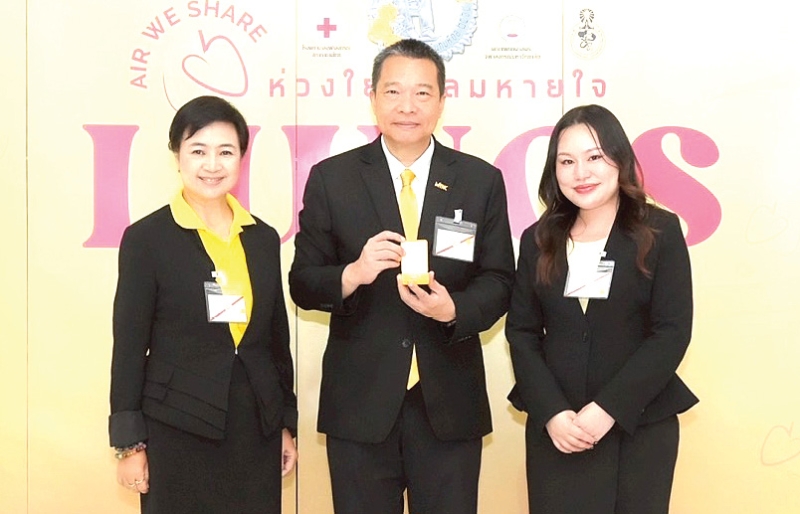“ห่วงใยทุกลมหายใจ” : วิจักษณ์ ประดิษฐวณิช ประธานเจ้าหน้าที่บริหาร บมจ.เอ็ม บี เค เฝ้าทูลละออง
พระบาท สมเด็จพระกนิษฐาธิราชเจ้า กรมสมเด็จพระเทพรัตนราชสุดาฯ สยามบรมราชกุมารี รับพระราชทาน
ของที่ระลึก “เข็มอานันทมหิดล” ในฐานะองค์กรที่ร่วมสนับสนุนโครงการเข็มวันอานันทมหิดล ประจำปี 2568
“Air We Share, Lungs We Care” ณ อาคารภูมิสิริมังคลานุสรณ์ โรงพยาบาลจุฬาลงกรณ์ สภากาชาดไทย