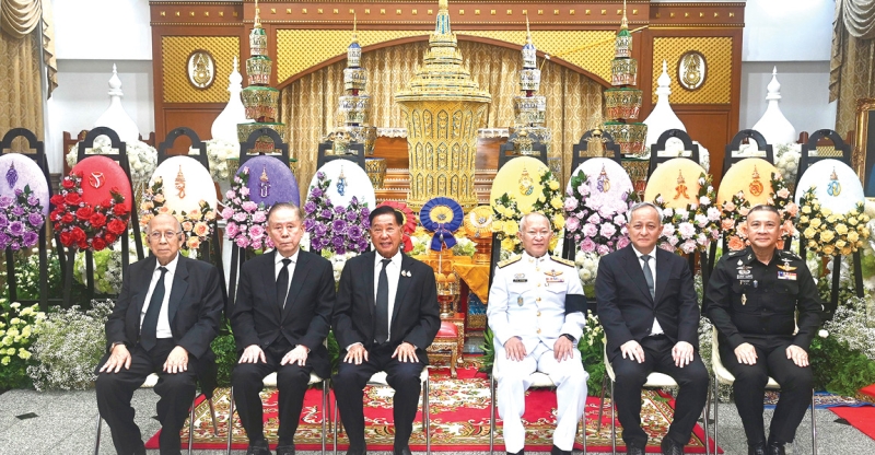 ร่วมอาลัย : พล.อ.ทรงวิทย์ หนุนภักดี ผู้บัญชาการทหารสูงสุด, พล.อ.อำนวย ประมวญทอง, ประจักษ์ ตั้งคารวคุณ ประธานผู้ก่อตั้ง บริษัท
ทีโอเอ เพ้นท์ (ประเทศไทย) จำกัด (มหาชน) และ วิบูลย์ เลาหพงศ์ชนะ ประธานกรรมการ บริษัท กรุงไทยแทรคเตอร์ จำกัด ร่วมในงาน
พระพิธีธรรม สวดพระอภิธรรม พล.อ.สุจินดา คราประยูร อดีตนายกรัฐมนตรี คนที่ 19 และอดีตรัฐมนตรีว่าการกระทรวงกลาโหม, ผู้บัญชาการทหารบก
และผู้บัญชาการทหารสูงสุด ของประเทศไทย บิดา พล.อ.เจิดวุธ คราประยูร และ เจนวิทย์ คราประยูร ณ วัดโสมนัสราชวรวิหาร กรุงเทพมหานคร
