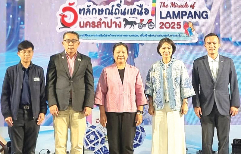 “อัตลักษณ์ถิ่นเหนือ นครลำปาง” : จรูญรัตน์ สาลี กรรมการผู้จัดการ บริษัท พาราไดซ์ พาร์ค จำกัด ต้อนรับ เยาวเรศ แซ่โค้ว พาณิชย์จังหวัดลำปาง ในพิธีเปิดงาน “The Miracle of Lampang 2025” จำหน่ายสินค้าจากจังหวัดลำปาง ทั้งของใช้ของตกแต่งเซรามิก ผลิตภัณฑ์ชุมชน สินค้าเกษตร ผลิตภัณฑ์แปรรูป สินค้า นวัตกรรมเป็นมิตรกับสิ่งแวดล้อม เพื่อส่งเสริมผู้ประกอบการท้องถิ่นต่อเนื่อง ที่ ศูนย์การค้าพาราไดซ์ พาร์ค
