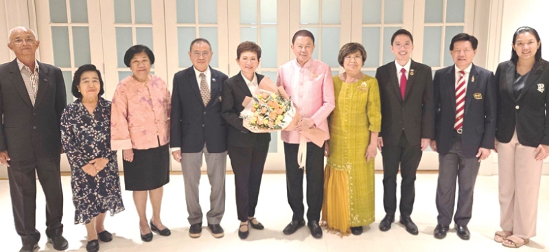 ร่วมยินดี : สนั่น อังอุบลกุล ประธานอาวุโส หอการค้าไทย และสภาหอการค้าแห่งประเทศไทย มอบดอกไม้แสดงความยินดีให้แก่ พนิดา เทพกาญจนา ในโอกาสได้รับตำแหน่ง รองประธานหอการค้าไทย โดยมี
สุรวัฒน์ ชมภูพงษ์, พยอม วลัยพัชรา, รศ.ดร.สุวัฒน์ วิวัฒนานนท์, นพ.เจริญ ปฏิภาณเทวา, จิตรลดา หาญวรวงศ์ชัย และ ผศ.ดร.วัชรพจน์ ทรัพย์สงวนบุญ ร่วมงาน ที่ โรงแรมแกรนด์ ไฮแอท เอราวัณ กรุงเทพฯ