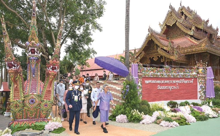 กรมสมเด็จพระเทพรัตนราชสุดาฯ สยามบรมราชกุมารี เสด็จพระราชดำเนินไปทรงเปิด
“หอพระบรมฉายามหาราชพุทธิรังสรรค์”
ณ วัดพระธาตุผาเงา อำเภอเชียงแสน จังหวัดเชียงราย เพื่อร่วมสมโภชเมืองเชียงราย ครบ 750 ปี
ในปี 2555 เมื่อวันพุธที่
18 มิถุนายน 2568