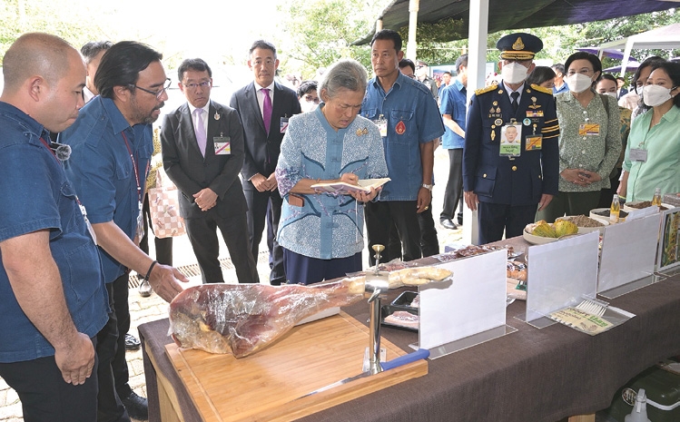 สมเด็จพระกนิษฐาธิราชเจ้า
กรมสมเด็จพระเทพ
รัตนราชสุดาฯ สยามบรมราชกุมารี เสด็จฯ ไปทอดพระเนตรการดำเนินงาน ศูนย์จัดการขยะ
องค์การบริหารส่วนตำบล
แม่ฟ้าหลวง และแปลงแมคคาเดเมีย โครงการพัฒนาดอยตุงฯ
อำเภอแม่ฟ้าหลวง จังหวัดเชียงราย เมื่อ
วันพุธที่ 18 มิถุนายน 2568