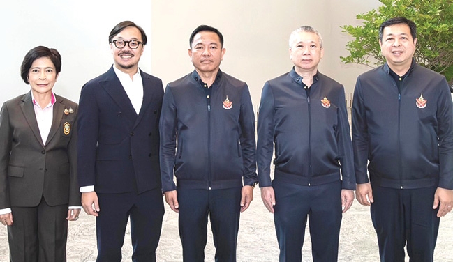 ใส่ใจสิ่งแวดล้อม : คุณายุทธ เดชอุดม Head of Business Development Strategy บมจ.เซ็นทรัลพัฒนา ต้อนรับ อดุลย์ บุญลึก และคณะผู้บริหารสำนักงานทรัพย์สินพระมหากษัตริย์ ที่เข้าเยี่ยมชมและตรวจอาคารสำนักงาน Central Park Offices ระดับ Class A ซึ่งได้รับมาตรฐานด้านความยั่งยืน LEED และ WELL
