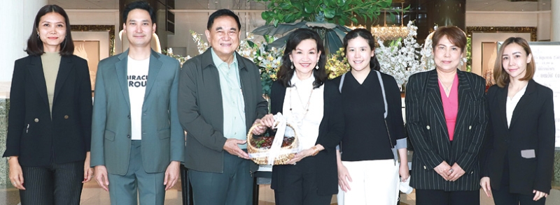 ค้นพบศักยภาพ...สู่ความสำเร็จ : ดร.อัศวิน อิงคะกุล ประธานกรรมการบริหาร มิราเคิล กรุ๊ป และ อนัคพล
อิงคะกุล รองประธานฯ ต้อนรับ พญ.นลินี ไพบูลย์ ประธานกรรมการ บจก.กิฟฟารีน สกายไลน์ ยูนิตี้ ในโอกาสเปิดงาน “Giffarine Open House Empowering Your Success” โอกาสในการสร้างธุรกิจอย่างมืออาชีพ โดยมี พญ.สิริอรญ์ สุกาญจนพงษ์ ที่ปรึกษาฝ่ายผลิตภัณฑ์ ร่วมงาน ที่โรงแรมมิราเคิล แกรนด์ คอนเวนชั่น