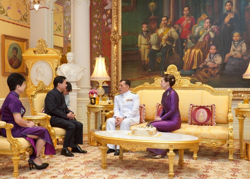 พระบาทสมเด็จพระเจ้าอยู่หัว และ สมเด็จพระนางเจ้าฯ พระบรมราชินี เสด็จออก ณ พระที่นั่งอัมพรสถาน พระราชวังดุสิต พระราชทานพระบรมราชวโรกาสให้ นายหาน จื้อเฉียง เอกอัครราชทูตสาธารณรัฐประชาชนจีนประจำราชอาณาจักรไทย เฝ้าทูลละอองธุลีพระบาท กราบบังคมทูลลา ในโอกาสที่จะพ้นจาก
หน้าที่ โอกาสนี้ นางหวาง ฮวัน ภริยา เอกอัครราชทูตฯ ร่วมเฝ้าทูลละอองธุลีพระบาทด้วย เมื่อวันอาทิตย์ที่ 1 มิถุนายน 2568 เวลา 18.47 น.