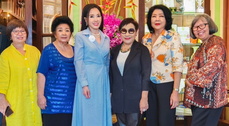 ศิลปะมรดกทางอาหารไทย : มาสเตอร์เชฟ นูรอ โซ๊ะมณี สเต็ปเป้ ผู้ก่อตั้งโรงเรียนสอนทำอาหารและภัตตาคาร บลู เอเลเฟ่นท์ เชิญ อาภัสรา หงสกุล นางงามจักรวาลคนแรกของประเทศไทย ร่วมรับประทานอาหารไทยต้นตำรับมื้อค่ำสุดหรูในคฤหาสน์เก่าแก่กว่าร้อยปีของกรุงเทพฯ โดยมี ซูซี่ หาญศิริสวัสดิ์, กุสุมา บีเค็นน์, อรวรรณ อินทรทัต และ สุชาดา สเตินเบิร์ก ร่วมงาน ที่ ภัตตาคาร บลู เอเลเฟ่นท์ เขตสาทร
