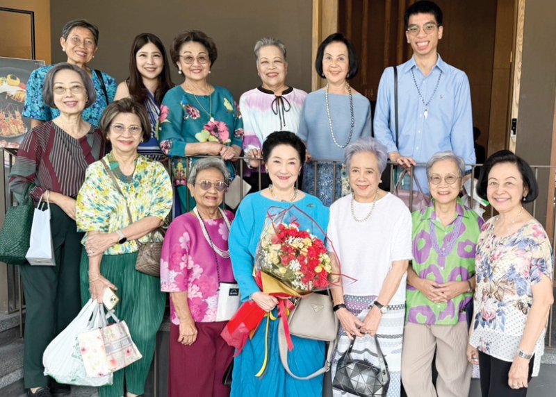 ศิษย์เก่าดีเด่น “เข็มเกียรติยศ” : ดร.คุณหญิงกษมา วรวรรณ ณ อยุธยา และเพื่อนวัฒนาวิทยาลัย รุ่น 92
อาทิ ศ.ดร.มาลียา เครือตราชู, ดวงใจ ตั้งสง่า, ภาวิไล บุราวาศ, ดวงเนตร พงษ์ไพโรจน์, ยศวดี บุณยเกียรติ,
ฆรนี เทียนไทย, ยุพยง นิ่มสมบุญ ร่วมกันยินดีล่วงหน้ากับ ผาณิต พูนศิริวงศ์ ที่จะได้รับเข็มเกียรติยศ
ในวันครบรอบสถาปนา มหาวิทยาลัยธรรมศาสตร์ 27 มิ.ย.นี้ ที่ห้องอาหาร Hamono อารีย์สัมพันธ์

