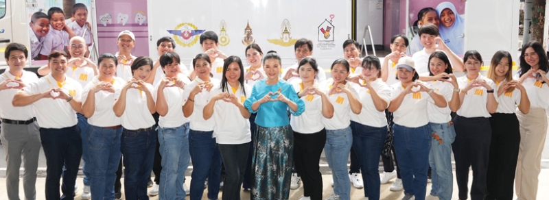 ตอบแทนสังคม : กิตติวรรณ อนุเวชสกุล ประธานกรรมการบริหาร บจก.แมคไทย และ รอง ปธ.กก.มูลนิธิ
โรนัลด์แมคโดนัลด์เฮาส์ ประเทศไทย นำทีมพลังพนักงานจิตอาสาจัดกิจกรรมให้บริการทันตกรรมเชิงรุก
ภายใต้ “โครงการสุขภาพดีใต้ร่มพระบารมี” โดยความร่วมมือของมูลนิธิสงเคราะห์เด็กของสภากาชาดไทย
ในโอกาสก้าวเข้าสู่ปีที่ 40 ของแมคโดนัลด์ ประเทศไทย ที่ โรงเรียนภาชีสุนทรวิทยานุกูล จังหวัดพระนครศรีอยุธยา