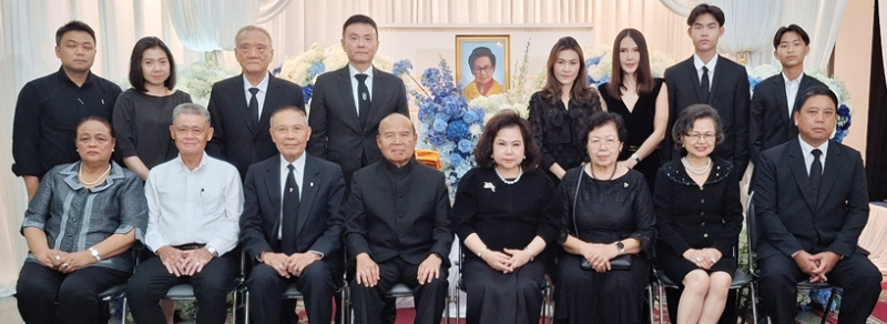 บำเพ็ญกุศล : ดร.นุชนาถ วสุรัตน์ ต้อนรับ
พล.ต.อ.สุนทร ซ้ายขวัญ, พล.ต.ต.ปิติพงษ์ธิติ แก่นสารสมใจ, ธรรมรัตน์-รุ่งอรุณ จันทรเศธร, สุชาดา รัตนวิจิตร,
อรนุช มาสินกูล, พล.ท.พิเชษฐ คงศรี
และหลานๆ ในงานสวดอภิธรรม
สุใจ แสงศิริอัมพร ผู้เป็นมารดา ณ
วัดเทพศิรินทราวาส เขตป้อมปราบศัตรูพ่าย