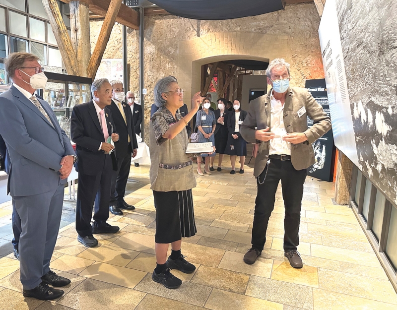 สมเด็จพระกนิษฐา
ธิราชเจ้า กรมสมเด็จพระเทพรัตนราชสุดาฯ สยามบรมราชกุมารี เสด็จพระราชดำเนินไปทอดพระเนตร
พิพิธภัณฑ์รีสคราเตอร์
(Rieskrater Museum)
ซึ่งจัดแสดงข้อมูลทางธรณีวิทยาที่เกิดกับพื้นผิวโลก ประกอบด้วยหินดวงจันทร์ของแท้จากภารกิจ Apollo 16 ปี 1972 ซึ่งยืมมา
จาก NASA ณ เมือง
เนิร์ดลิงเงน (Nördlingen) สหพันธ์สาธารณรัฐเยอรมนี ซึ่งพื้นที่ Nördlinger Ries
เป็นที่ตั้งของอุกกาบาตที่พุ่งชนกับโลกเมื่อ 15 ล้านปี
ก่อน เมื่อวันจันทร์ที่ 23 มิถุนายน 2568