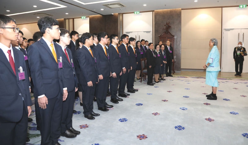 สมเด็จพระกนิษฐา
ธิราชเจ้า กรมสมเด็จ
พระเทพรัตนราช
สุดาฯ สยามบรมราชกุมารี เสด็จออก
ณ วังสระปทุม พระราชทาน
พระราชวโรกาสให้ ศ.กิตติคุณ นพ.จรัส สุวรรณเวลา
รองประธานมูลนิธิส่งเสริมโอลิมปิกวิชาการและพัฒนามาตรฐานวิทยาศาสตร์ศึกษาฯ นำคณะผู้แทน
ประเทศไทยไปแข่งขันโอลิมปิกวิชาการระหว่างประเทศ เฝ้าฯ กราบถวายบังคมลา