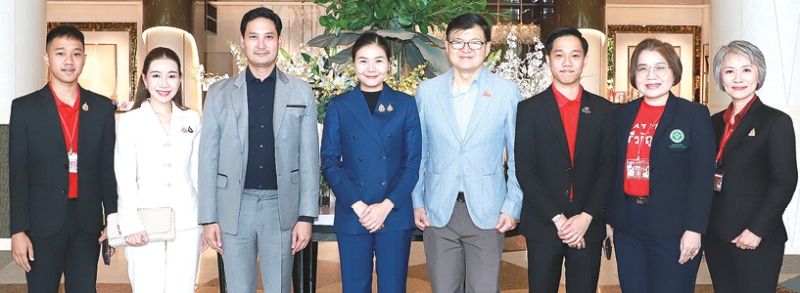 คนรุ่นใหม่รู้ทันภัยสุขภาพ : อนัคพล อิงคะกุล รองประธานกรรมการบริหารมิราเคิล กรุ๊ป ต้อนรับ จิราพร
สินธุไพร รมต.สำนักนายกรัฐมนตรี ในพิธีเปิดงาน “ก้าวสู่ปีที่ 15 สถาบันยุวทัศน์แห่งประเทศไทย : โตมากับเรา
โตไปด้วยกัน” จัดโดย นพ.พงศ์เทพ วงศ์วัชรไพบูลย์ ผจก.สำนักงานกองทุนสนับสนุนการสร้างเสริมสุขภาพ
โดยมี พญ.มธุรดา สุวรรณโพธิ์ ผอ.โรงพยาบาลศรีธัญญา ร่วมงาน ที่ โรงแรมมิราเคิล แกรนด์ คอนเวนชั่น