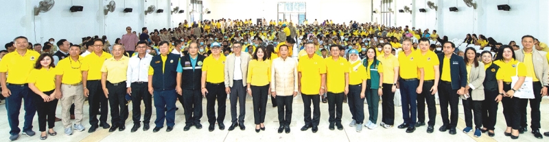 บริการประชาชน : ไตรภพ วงศ์ไตรรัตน์ ผวจ.ระยอง นำหน่วยงานราชการและเอกชน พร้อมเครือข่ายภาคี สมาชิกหลักสูตรพัฒนาสัมพันธ์เครือข่ายความมั่นคงระดับผู้บริหารจังหวัดระยอง (พคบ.ระยอง) และสมาชิกชมรมชาวธรรมศาสตร์จังหวัดระยอง ร่วมกิจกรรมเพื่อสังคมในโครงการ
“บำบัดทุกข์ บำรุงสุข สร้างรอยยิ้มให้ประชาชน” จังหวัดระยอง พ.ศ.2568 ครั้งที่ 2 โดยมี 3 รอง ผวจ.กัฬชัย เทพวรชัย, สลารีวรรณ ทัพทวี และ กำธร เวหน
พร้อมด้วย คเณศวร เกษอินทร์ นายอำเภอวังจันทร์ และ ชุติมา เหรียญเพ็ชรสุข ร่วมงาน ณ หอประชุมที่ว่าการอำเภอวังจันทร์ จังหวัดระยอง
