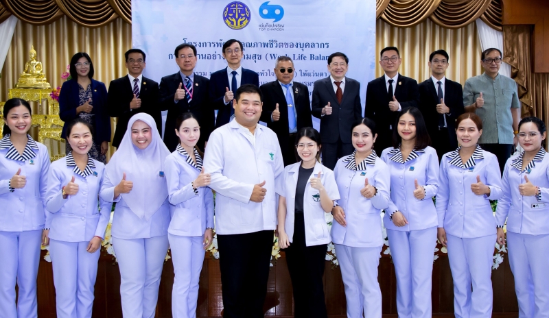 บริการประชาชน : นพศักดิ์ ตรีพรชัยศักดิ์ ปธ.จนท.บห. บมจ.ร่วมเจริญพัฒนา นำทีมงานแว่นท็อปเจริญ ให้บริการตรวจวัดสายตาและตัดแว่นให้ประชาชน ในกิจกรรมวันเฉลิมพระชนมพรรษา สมเด็จพระนางเจ้าฯ พระบรมราชินี โดยมี ชะรัตน์
สุวรรณมา อธิบดีผู้พิพากษาศาลแรงงานกลาง ต้อนรับ ณ ศาลแรงงานกลาง