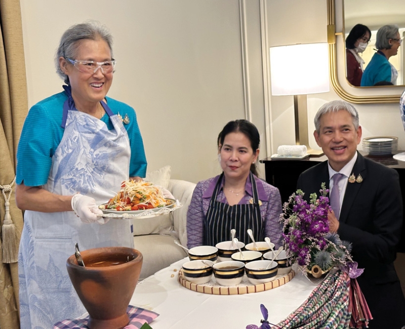 สมเด็จพระกนิษฐา
ธิราชเจ้า กรมสมเด็จ
พระเทพรัตนราชสุดาฯ
สยามบรมราชกุมารี พระราชทาน
พระราชวโรกาสให้
นายจิตติพัฒน์ ทองประเสริฐ เอกอัครราชทูต ณ กรุงเบอร์ลิน ตั้งพระกระยาหารเย็นถวาย เนื่องใน
โอกาสเสด็จพระราช
ดำเนินเยือนสหพันธ์
สาธารณรัฐเยอรมนี
โอกาสนี้ ทรงประกอบ
เมนูส้มตำพระราชทาน
แก่พระอาจารย์และข้าราชการสถานเอกอัครราชทูตไทย