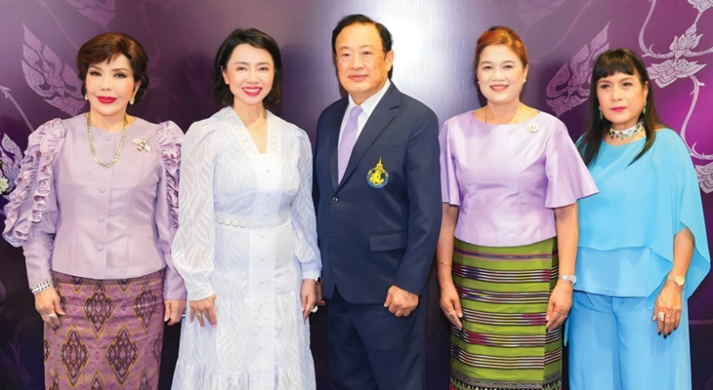 นิทรรศการเฉลิมพระเกียรติ : พุทธชาด ศรีนิศากร ประธานเจ้าหน้าที่บริหารสายการตลาด บมจ.เอ็ม บี เค
ร่วมงานเฉลิมพระเกียรติ 70 พรรษา สมเด็จพระกนิษฐาธิราชเจ้า กรมสมเด็จพระเทพรัตนราชสุดาฯ สยามบรม
ราชกุมารี โดยมี มงคลทิพย์ รุ่งงามฤกษ์ ผอ.สถาบันวัฒนธรรมศึกษา เป็นประธานในพิธีเปิดพร้อมด้วยศิลปิน
แห่งชาติ วินัย พันธุรักษ์, รุ่งฤดี แพ่งผ่องใส และ สุดา ชื่นบาน ร่วมงาน ที่ ศูนย์การค้าเอ็ม บี เค เซ็นเตอร์