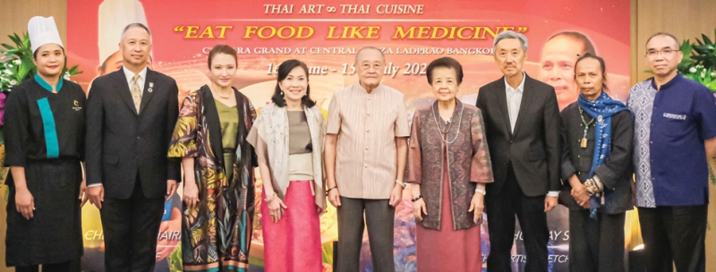โชว์ศิลปวัฒนธรรมและอาหารไทยสู่เวทีโลก : ดร.สุเมธ ตันติเวชกุล เลขาธิการมูลนิธิชัยพัฒนา เปิดงาน “Splash Hotel Soft Power Showcase 2025” ภายใต้แนวคิด “Thai Art & Thai Cuisine: Eat Food Like Medicine” โดยมี สุพัตรา
จิราธิวัฒน์ กรรมการ บมจ.โรงแรมเซ็นทรัลพลาซา ต้อนรับ และ ศ.เกียรติคุณ ดร.พญ.สมศรี เผ่าสวัสดิ์, ศ.กิตติคุณ ดร.สุทธิพันธ์
จิราธิวัฒน์, มาริสา สุโกศล หนุนภักดี, วุฒิศักดิ์ พิชญกานต์ ร่วมงาน ที่ โรงแรมเซ็นทารา แกรนด์ฯ ลาดพร้าว