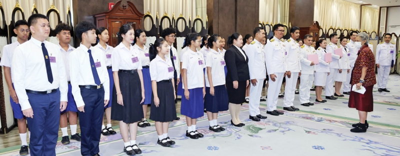 สมเด็จพระกนิษฐาธิราชเจ้า กรมสมเด็จพระเทพรัตนราชสุดาฯ สยามบรมราชกุมารี เสด็จออก ณ วังสระปทุม พระราชทานพระราชวโรกาสให้ ผศ.สมเกียรติ ภูมิภักดิ์ รองอธิการบดี สถาบันบัณฑิตพัฒนศิลป์ นำคณะผู้บริหารสถาบันฯ พร้อมด้วยผู้ชนะเลิศการประกวดนาฏศิลป์ ดนตรี
คีตศิลป์แห่งชาติ ครั้งที่ 8 ประจำปี 2567 ชิงถ้วยพระราชทานสมเด็จพระกนิษฐาธิราชเจ้า กรมสมเด็จพระเทพรัตนราชสุดาฯ สยามบรมราชกุมารี
เฝ้าทูลละอองพระบาท กราบบังคมทูลรายงานผลการประกวดฯ โอกาสนี้ ผู้แทนผู้ชนะการประกวดฯ ร่วมเฝ้าฯ รับพระราชทานถ้วยรางวัล