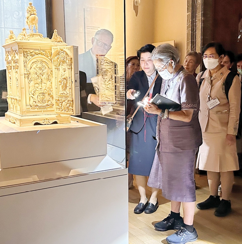 สมเด็จพระกนิษฐาธิราชเจ้า กรมสมเด็จพระเทพรัตนราชสุดาฯ สยามบรมราชกุมารี เสด็จพระราชดำเนินไปทอดพระเนตรศิลปวัตถุ และหลักฐานทางวัฒนธรรมของแคว้นบาวาเรีย ณ พิพิธภัณฑสถานแห่งชาติบาวาเรีย
นครมิวนิก สหพันธ์สาธารณรัฐเยอรมนี ในโอกาสเสด็จพระราชดำเนินเยือนสหพันธ์สาธารณรัฐเยอรมนีเพื่อร่วมพิธีเปิดการประชุมผู้ได้รับรางวัลโนเบล ระหว่างวันที่ 23 มิถุนายน ถึงวันที่ 1 กรกฎาคม 2568