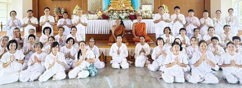 ปฏิบัติธรรม : วุฒิบัตร เจริญกุลเศษฐ์, ศ.ดร.สุทธิลักษณ์ ปทุมราช, วัชรพงษ์ ณ กาฬสินธุ์, สุดาพร อร่ามรุณ และ อุษณา ธนะปฐมชัย พร้อมคณะ ร่วมใจไปปฏิบัติธรรมกับ พระอาจารย์ธาตุ อธิปัญโญ
เจ้าอาวาส วัดเทพประทาน เพื่อความสงบภายในจิตใจ นำธรรมะมาปรับใช้ในชีวิตประจำวัน โดยมี พระครูบาโอ๋
ประสานงาน ณ อาคารเฉลิมพระเกียรติสมเด็จกรมหลวงนราธิวาสฯ วัดเทพประทาน (อธิพร) จังหวัดจันทบุรี