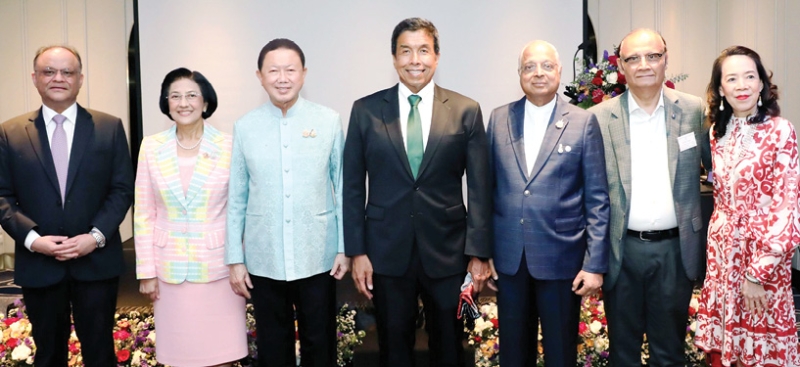 แนะนำกรรมการบริหารชุดใหม่ : ซูซีล กูมาร์ ดาห์นูก้า ประธานหอการค้าอินเดีย-ไทย ต้อนรับ นาเกช ซิงห์ เอกอัครราชทูตสาธารณรัฐอินเดียประจำราชอาณาจักรไทย, ชัชชาติ สิทธิพันธุ์ ผู้ว่าฯ กทม., สนั่น อังอุบลกุล ประธานอาวุโสหอการค้าไทยและสภาหอการค้าแห่งประเทศไทย และ ดร.นลินี ทวีสิน ประธานผู้แทนการค้าไทย
ในงาน Connections & Converse: An Evening with ITCC ที่ SILQ Hotel & Residence