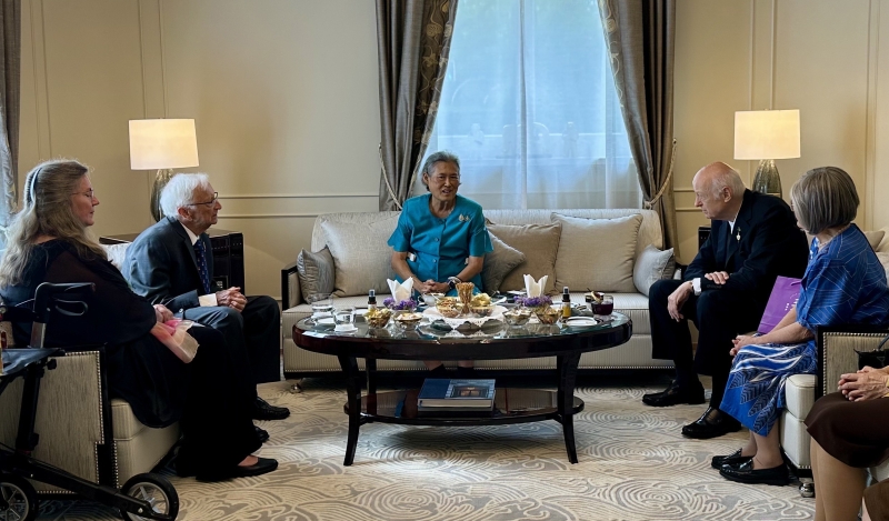 สมเด็จพระกนิษฐาธิราชเจ้า กรมสมเด็จพระเทพรัตนราชสุดาฯ สยามบรมราชกุมารี พระราชทานพระราชวโรกาสให้ ศาสตราจารย์ ดร.อุลริช ฟรายทาก (Professor Dr. Ulrich Freitag) และ ดร.แวร์นเนอร์ เฟนนิก (Dr. Werner Pfennig) พระอาจารย์ที่เคยถวายพระอักษร เฝ้าทูลละอองพระบาท ณ ทําเนียบเอกอัครราชทูต ณ กรุงเบอร์ลิน สหพันธ์สาธารณรัฐเยอรมนี