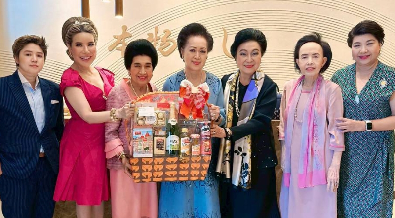 ฉลองวันเกิด : คุณหญิงโรส บริบาลบุรีภัณฑ์ ประธานกรรมการที่ปรึกษา มูลนิธิเด็กโสสะแห่งประเทศไทยในพระบรมราชินูปถัมภ์ จัดงานเลี้ยงฉลองครบรอบวันเกิดให้แก่ ท่านผู้หญิงภรณี มหานนท์ นายกสมาคมแม่บ้านตำรวจ ท่านแรกของไทย โดยมี คุณหญิงแสงเดือน ณ นคร, ลลิสา จงบารมี, รัญชา บริบาลบุรีภัณฑ์, รมณีย์ เธียรประสิทธิ์ และ อิสระ โพธิพงษ์ ร่วมงาน ที่ Homnono sushi ซอยอารีย์สัมพันธ์ 1