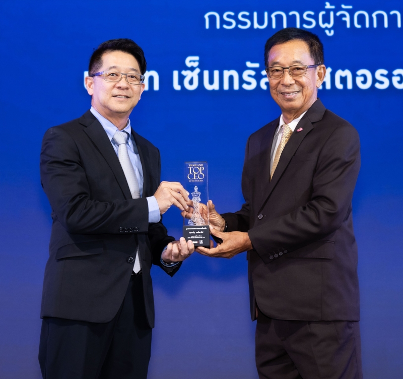 รางวัลเกียรติยศ : ณัฐ วงศ์พานิช กก.ผจก.ใหญ่ บจก.เซ็นทรัล เรสตอรองส์ กรุ๊ป รับรางวัล “THAILAND TOP CEO OF THE YEAR 2025” ในอุตสาหกรรมอาหารและเครื่องดื่ม จาก นุรักษ์ มาประณีต องคมนตรี จัดโดย นิตยสาร BUSINESS+