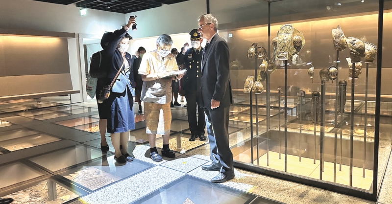 สมเด็จพระกนิษฐาธิราชเจ้า กรมสมเด็จ
พระเทพรัตนราชสุดาฯ
สยามบรมราชกุมารี
ทอดพระเนตรพิพิธภัณฑ์โบราณคดี
แห่งรัฐไบเอิร์น สหพันธ์สาธารณรัฐ
เยอรมนี พิพิธภัณฑ์นี้
ตั้งขึ้นปี ค.ศ. 1885
ที่รวบรวมโบราณวัตถุ
ก่อนประวัติศาสตร์ ก่อนเสด็จพระราชดำเนิน
กลับประเทศไทย เมื่อวันจันทร์ที่
30 มิถุนายน 2568