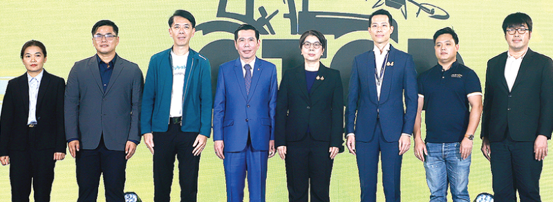 เกษตรดิจิทัล : ดร.ปิยนุช วุฒิสอน รองปลัดกระทรวงดิจิทัลเพื่อเศรษฐกิจและสังคม เปิดโครงการ “1 ตำบล
1 ดิจิทัล สมาร์ทลีฟวิ่ง” เพื่อยกระดับทักษะในการประยุกต์ใช้ด้านเทคโนโลยีดิจิทัลแก่ชุมชนและเกษตรกรทั่วไทย
นำไปสู่เป้าหมายเมืองอัจฉริยะน่าอยู่ จัดโดย ผศ.ดร.ณัฐพล นิมมานพัชรินทร์ ผอ.ใหญ่ สำนักงานส่งเสริมเศรษฐกิจดิจิทัล กระทรวงดิจิทัลเพื่อเศรษฐกิจและสังคม ที่ โรงแรมอัศวิน แกรนด์ คอนเวนชั่น เขตหลักสี่