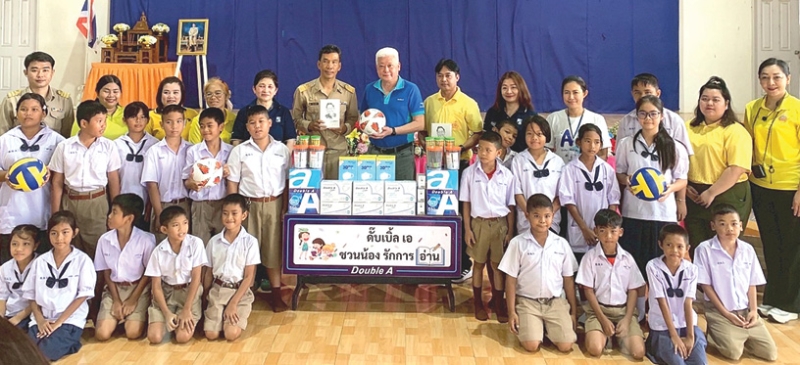 เสริมทักษะ สร้างแรงบันดาลใจ : ชาญวิทย์ จารุสมบัติ รอง กก.ผจก.ใหญ่ บมจ.ดั๊บเบิ้ล เอ (1991) มอบอุปกรณ์การเรียนและอุปกรณ์กีฬา ในโครงการ “ดั๊บเบิ้ล เอ ชวนน้องรักการอ่าน ครั้งที่ 9” ให้แก่ บรรเทิง บุญเกิด
ผอ.โรงเรียนบ้านย่านนางวิ่ง พร้อมบริการรถห้องสมุดเคลื่อนที่ ซึ่งนำหนังสือหลากหลายประเภทให้น้องๆ ได้เลือกอ่านตามความสนใจ ที่ โรงเรียนบ้านย่านนางวิ่ง ตำบลท่าตูม อำเภอศรีมหาโพธิ จังหวัดปราจีนบุรี