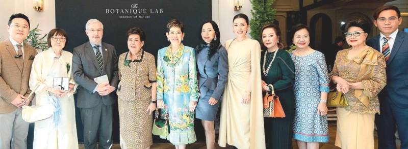 นวัตกรรมสุขภาพแนวใหม่ : ฌ็อง-โกลด ปวงเบิฟ เอกอัครราชทูตสาธารณรัฐฝรั่งเศสประจำราชอาณาจักรไทย, คุณหญิงณัฐิกา วัธนเวคิน อังอุบลกุล และ ดร.จรรย์สมร วัธนเวคิน ร่วมกันเปิดตัวน้ำมันหอมระเหย “The Botanique Lab” กลิ่นบำบัดเกรดการแพทย์ ให้แก่ ดร.ปิยะ เสียงสุคนธ์ และ ดร.ศุภณิจ กุลศิริ โดยมี มาริโกะ
ปวงเบิฟ และ สุชัญญา ธนาลงกรณ์ ร่วมงาน ที่ IMMUNE MEDICAL WELLNESS รามคำแหง